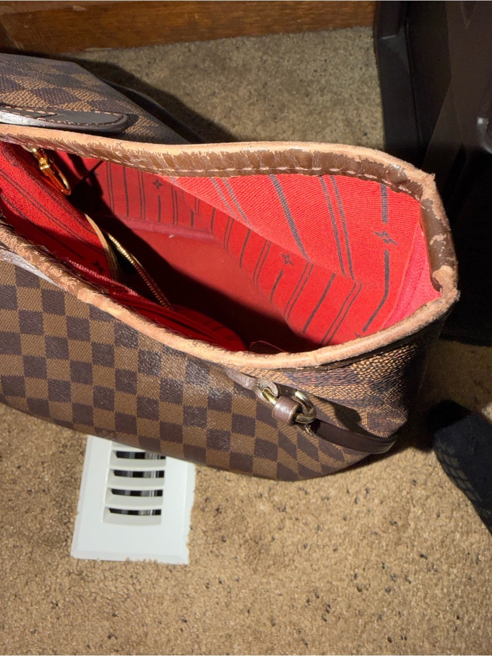 damier never full
Pictured are signs of wear great bag and tons of space - Picture 2 of 5